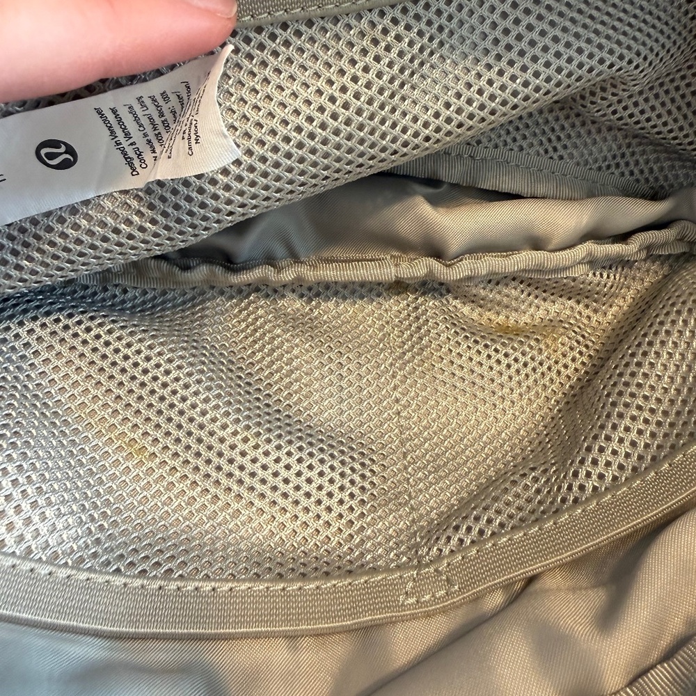 Lululemon Penn State Everywhere Belt Bag in Raw Linen - Picture 7 of 7